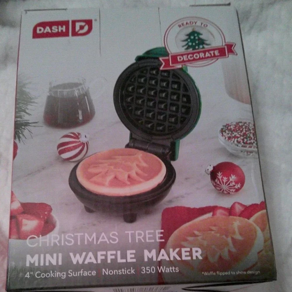 Dash Christmas Tree Mini waffle maker new in box